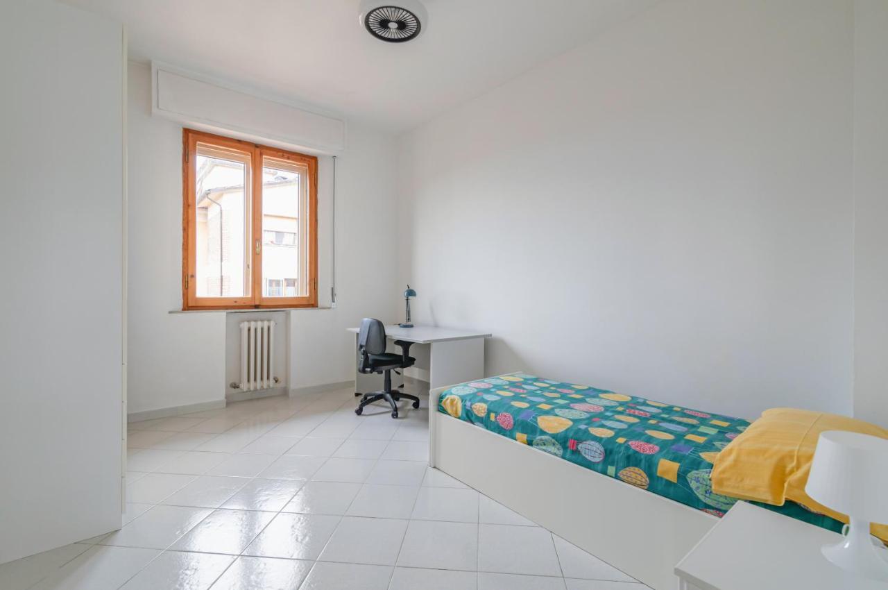Ferienwohnung Comfy Flat Steps Away From Siena Station! Exterior foto