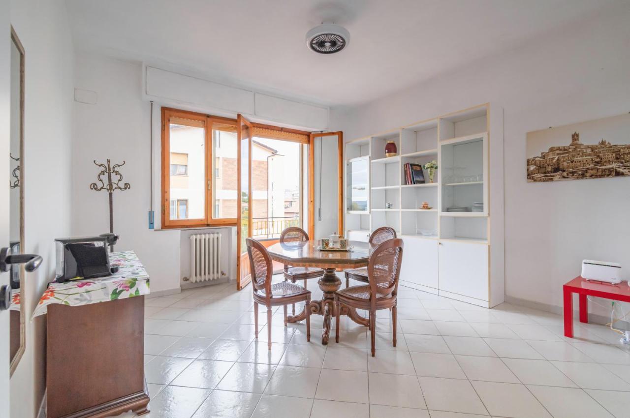 Ferienwohnung Comfy Flat Steps Away From Siena Station! Exterior foto